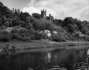 Neckarsteinach. Ortsteilansicht mit Burg. Blick vom Neckar