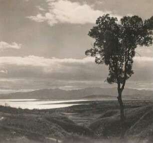 China. Landschaft bei Hang-Tschou (Hangzhou) nahe der Jangtse-Mündung vom Aufstieg auf den Fünf-Wolken-Berg (Wu Yun Shan), hinten der Fluß Qiantang
