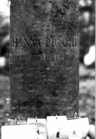 Grabstein 17 (Index: 100109228) Material: Obelisk weißer Marmor, Sockel Kalkstein, eingelegte Bleibuchstaben Zustand: verwittert Maße HxBxT: 147x41x23 cm Beschreibung: Obelisk, Sockel rustica Besonderheit: Nummer auf Rückseite: 89: Grabstein 17A