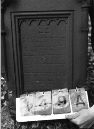 Grabstein 149 (Index: 99790451) Maße HxBxT: 123x56x36 cm Symbolik: Sanduhr: Grabstein 149A