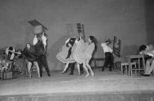 Szenenbilder eines Ballettabends mit den Ballettstücken "Goya-Suite", "Der Dreispitz" von Manuel de Falla und "Spanische Tänze" an der Komischen Oper Berlin : Szenenbild