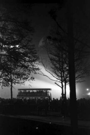 Berlin: Lustgarten, Silhouette, Autobus im Scheinwerferlicht