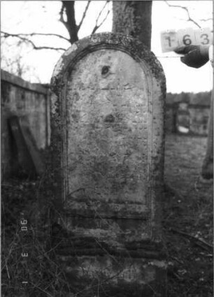 Grabstein 163 (Index: 100114689) Material: Sandstein Zustand: sehr stark verwittert mit sehr großem Textverlust Maße HxBxT: 134x58x22 cm Beschreibung: Stele mit Rundbogen: Grabstein 163