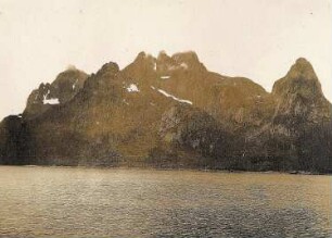 Digermulen auf Hinnöy/Lofoten. Norwegen. Abendstimmung. Blick über Bucht auf teils schneebedeckte Felsen