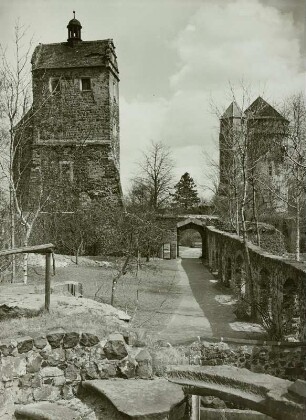 Burg Stolpen : Burg Stolpen. Hofansicht. Seigerturm mit Bogendurchgang und Johannisturm (Coselturm), rechts Erdgeschss des ehemaligen Herrenhauses