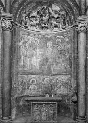 Dekoration der unteren Wandzone mit mariologischen und christologischen Themen — 1. Wandnische (Altarnische): Majestas Domini und die Taufe Christi