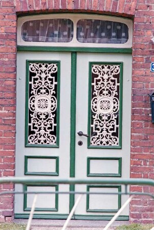 Dorfstraße (34): Bauernhaus aus Backstein: Detailaufnahme: Eingangstür mit Oberlicht