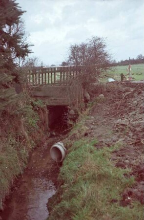Moorweg: Durchlass Alte Alster: Seitenansicht: oben Geländer: vorne Einlassrohr