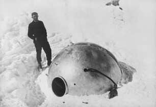Tirol. Ötztaler Alpen. Gurgler Ferner. Gondel des Stratosphärenballons, Notlandung 1931