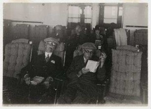 Erholung während der Jungfernfahrt auf dem Schnelldampfer "Bremen"
