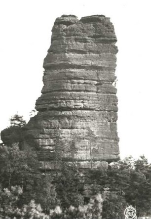 Böhmische Schweiz, Prebischtorgebiet. Kleiner Prebischkegel (Malý Pravčický kužel). Seilschaft Oswald Kunis am Absatz der Westkante (VIIb)