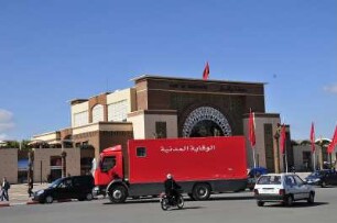 Straßenverkehr : Straßenverkehr vor dem Bahnhof in Marrakesch, aufgenommen am 04.11.2008