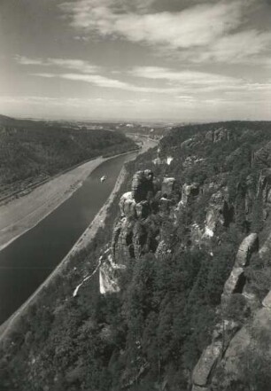 Sächsische Schweiz. Elbtal und Wartturm. Blick von der Bastei elbabwärts