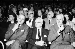 17. Tagung 1967 Chemiker; Eröffnungsfeier: G. Stoltenberg, Harold C. Urey, Lord Alexander Todd of Trumpington, Frau Forßmann, Werner Forßmann, Adolf Butenandt, Frau Butenandt, dahinter Frau Müller-Rüegsegger