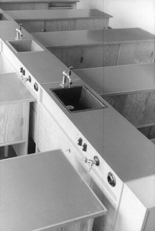 Dresden-Striesen, Fetscherstraße 2. 6. Mittelschule. Chemiezimmer
