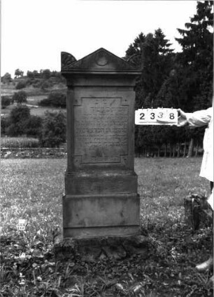 Grabstein 2338 (Index: 100097508) Maße HxBxT: 173x55x20 cm: Grabstein 2338