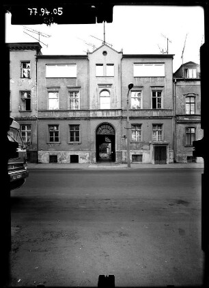 Greifswald, Bahnhofstraße. Wohnhaus mit Durchfahrt. Straßenfront