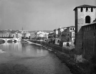 Verona. Stadtteilansicht von einer Brücke über die Etsch mit Teilansicht des Castelvecchio
