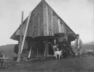 Sennhütte : Blick auf eine Sennhütte im Zibinsgebirge mit Bewohnern.