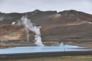 Hochtemperaturgebiet am Námafjall : Unterhalb des Berges Námafjall im Norden Islands liegt das größte Solfatarengebiet, in dem Heißwasser aus Erdlöchern austritt. Aufgenommen östlich von Akureyri am 22. Mai 2012
