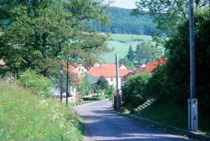 Straße vom südlichen Dorfrand