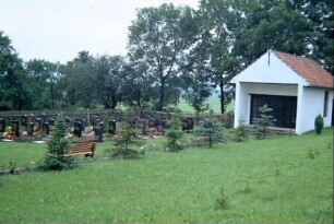 Friedhof am Ortsrand, Gräber und Leichenhalle