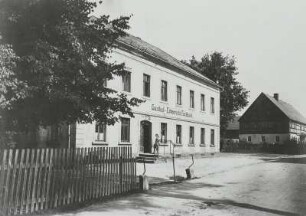 Fischbach (Arnsdorf-Fischbach), Wilschdorfer Straße 3. Gasthof zum Erbgericht (um 1890). Straßenansicht