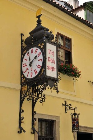 Bierlokal : U Fleku, Prags berühmtestes Bierlokal in der Neustadt, ist im neugotischen Stil eingerichtet. Wahrzeichen ist die große Bieruhr an der Aussenfassade.