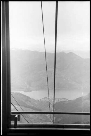 Zell am See: Seilbahn auf die Schmittenhöhe, aus Wagenfenster, Vordergrund, oben
