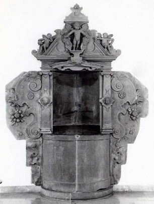Wandbrunnen mit figürlich geschmücktem Giebel