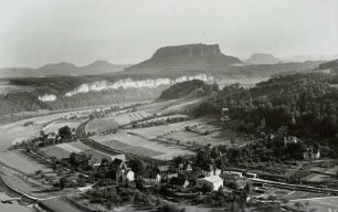 Blick über Oberrathen zum Lilienstein : Rathen-Oberrathen, Ortsteilansicht mit Bahnhof und Elbbogen. Blick von der Bastei nach Süd-Südosten elbaufwärts gegen den Lilienstein