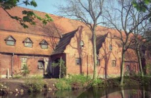 Gut Jersbek: Allee 6: Kuhhaus: Teilansicht: Blick von Westen: Traufseite: davor Wassergraben