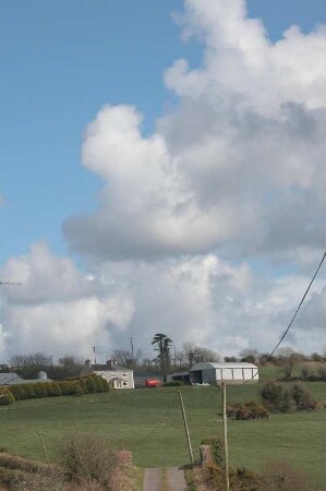 Bauernhof : Landschaft in der Grafschaft Kerry an der irischen Westküste mit abgelegenem Bauerngehöft, aufgenommen im März 2004. Foto Uwe Gerig