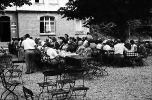 Freiburg, St. Ottilien: Waldbegehung des Stadtrates, an der Kaffeetafel, Schieler, Forstdirektor Ritter