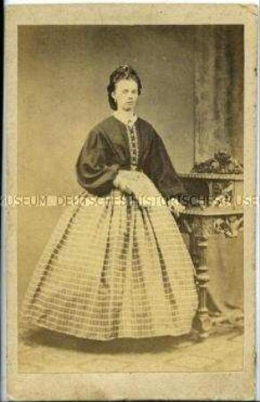 Junge Frau im Kleid mit kariertem Rock, Carte de visite