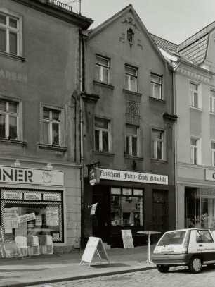 Großenhain, Frauenmarkt 32. Wohnhaus mit Laden (um 1920). Straßenansicht