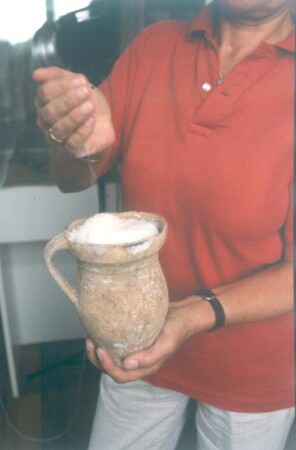 Bad Nauheim. Salzmuseum. Krug mit dem letzten in Bad Nauheim gewonnenen Salinensalz 1959