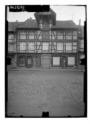Grabow, Marktstraße 3. Wohnhaus mit Speicherluke und Kran und Läden (um 1730). Straßenfront