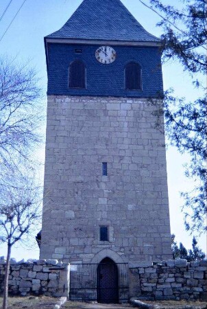 Kirchturm von West mit Eingang
