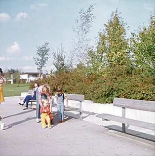 Hansjakob, Gottfried; München; Wohnanlage Fasanenpark, Neue Heimat - Fasanenpark, Außenanlage mit Besuchern, Möblierung