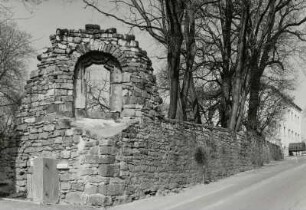 Dohna-Röhrsdorf (Kreis Pirna). Schloßpark. Mauer, Südostecke (Hauptstraße) mit Fenstergewände (E. 16. Jh.)