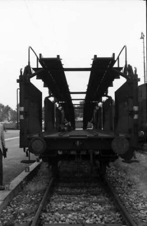 Freiburg: Güterbahnhof; Doppelstockwagen PKW, Frontansicht