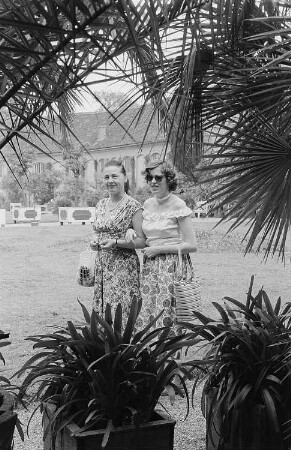 Renate Rössing (rechts) und Lissy Bartsch an der Orangerie des Schlosses Belvedere in Weimar