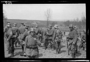 Übungsgelände I bei Mouzon (Dep. Ardennes, Frankreich): lockere Ansammlung von Soldaten mit Stahlhelm und voller Ausrüstung oberhalb des Übungsgeländes