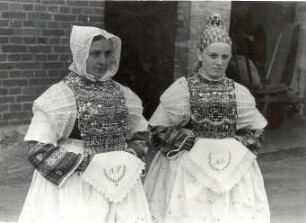 Brautführerin und Brautjungfer aus Bluno : Kleidung - Hoyerswerdaer Tracht. Ort: Bluń / Bluno. Brautführerin (zamama) und Brautjungfer (družka)