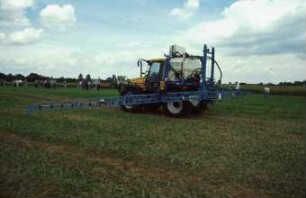 Fotografie: Systemtraktor, Feldspritze angebaut