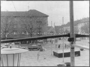 Straßenszene leicht verdeckt durch Baugerüst (Altersgruppe 18-21)