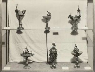 Vitrine 28: oben: Muschelschale mit thronender Venus & Chalzedonschale mit schreitendem Pferd & Dianabad & unten: Achatschale mit Kinderbacchanal & Jagdpokal & Chalzedonschale mit ruhendem Herkules