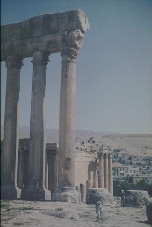 Reisefotos Libanon. Baalbek. Tempelanlage (101/300). Blick von der ruine des Jupitertempels zum Bacchustempel
