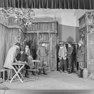 Sorbisches Volkstheater : Schauspieler des Sorbischen Volkstheaters bei der Aufführung eines Theaterstückes